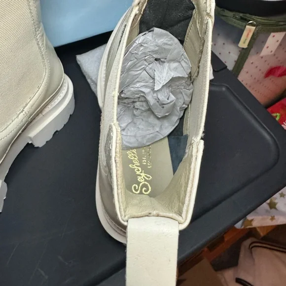 Chunky boots NWT cream ,, these boots are rad. Too small for me, perfect for you - Picture 3 of 4